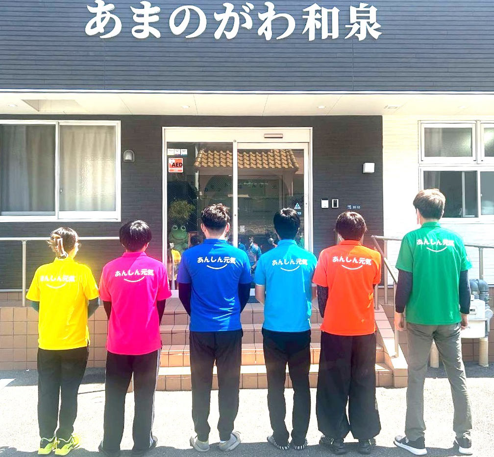 建物の前で並んでいるスタッフ
